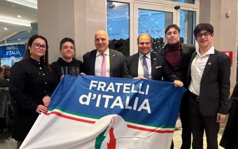 Cena di Fratelli d’Italia a Sanremo con i collegamenti telefonici di Matteo Rosso e Giovanni Donzelli