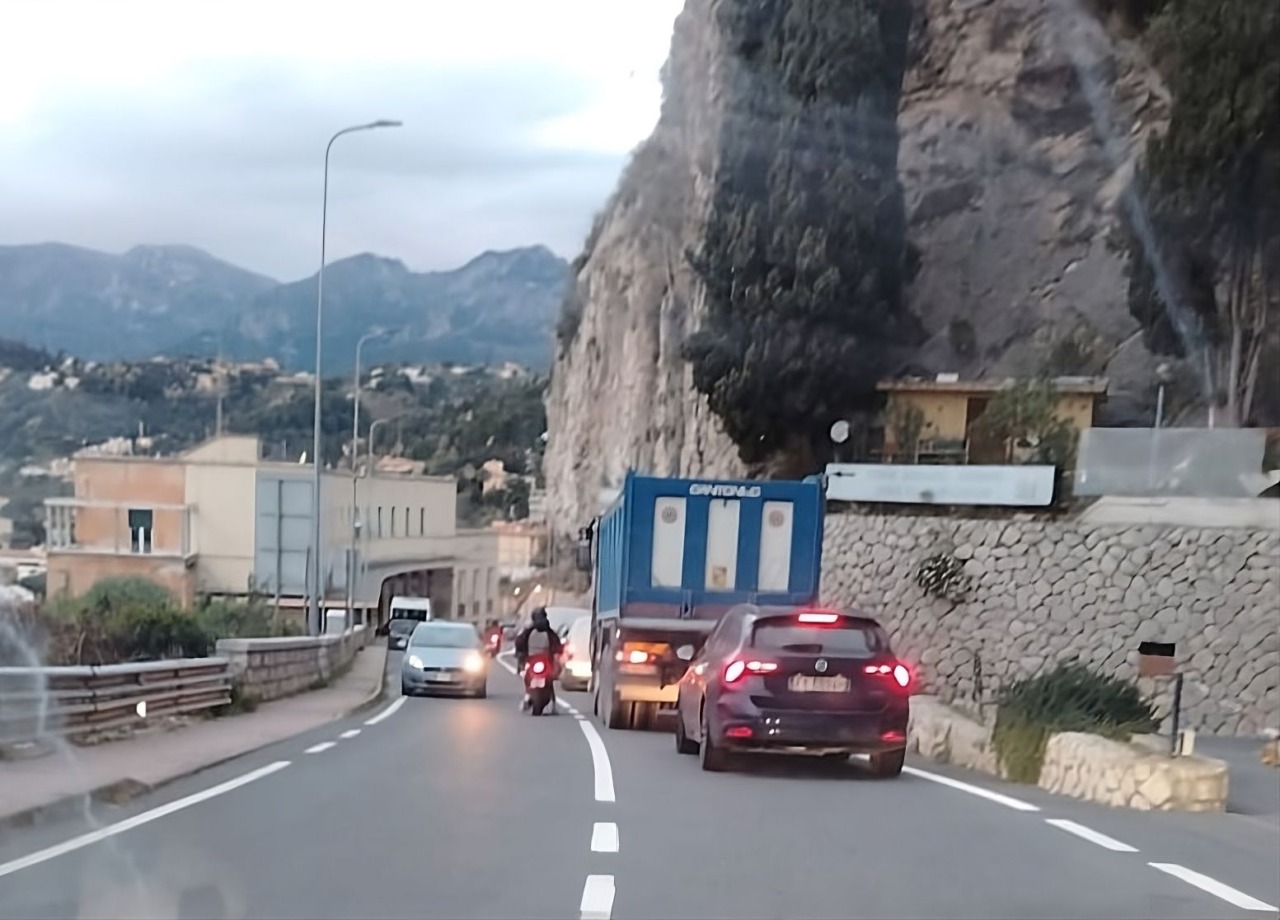 Coda verso Ponte san Luigi dopo la chiusura dell’Aurelia a mare