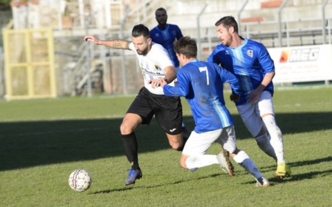 Varese-Imperia. Nerazzurri  avanti dopo un minuto, poi salvati dal fuori gioco. Finisce 1-1. Espulso mister Riolfo