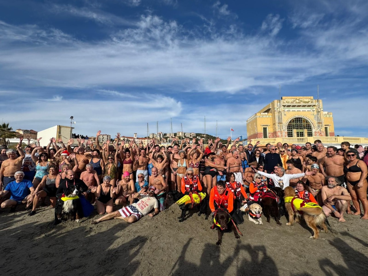 Cimento a Imperia, 169 temerari si tuffano nell’acqua gelata