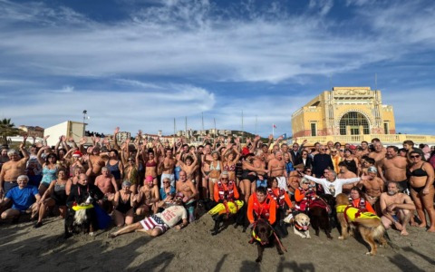 Cimento a Imperia, 169 temerari si tuffano nell’acqua gelata