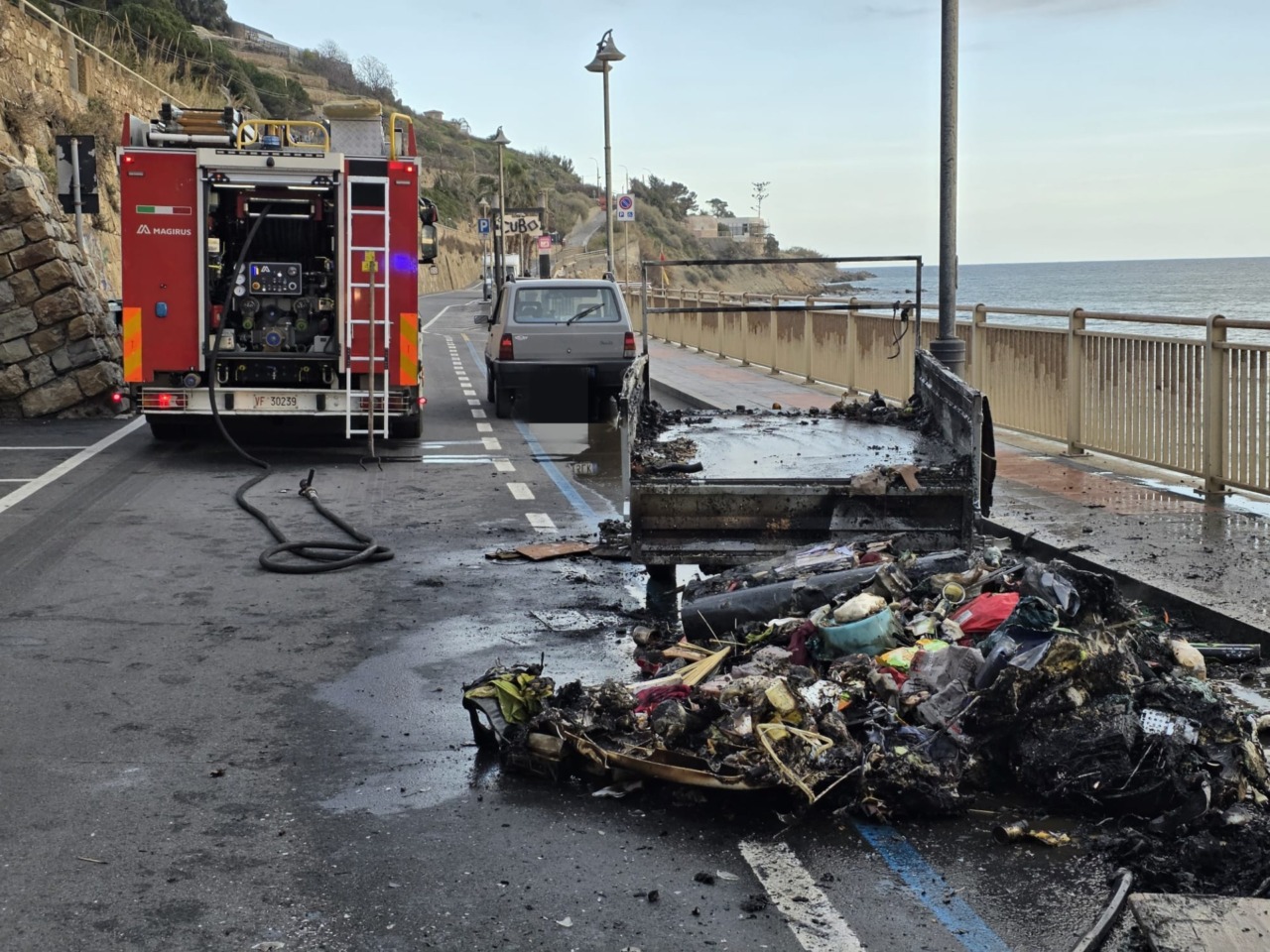 In fiamme il carrello di un’auto a Sanremo