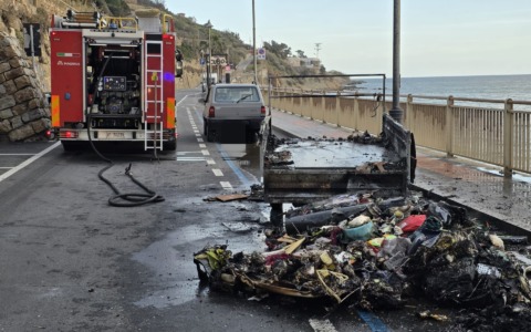 In fiamme il carrello di un’auto a Sanremo