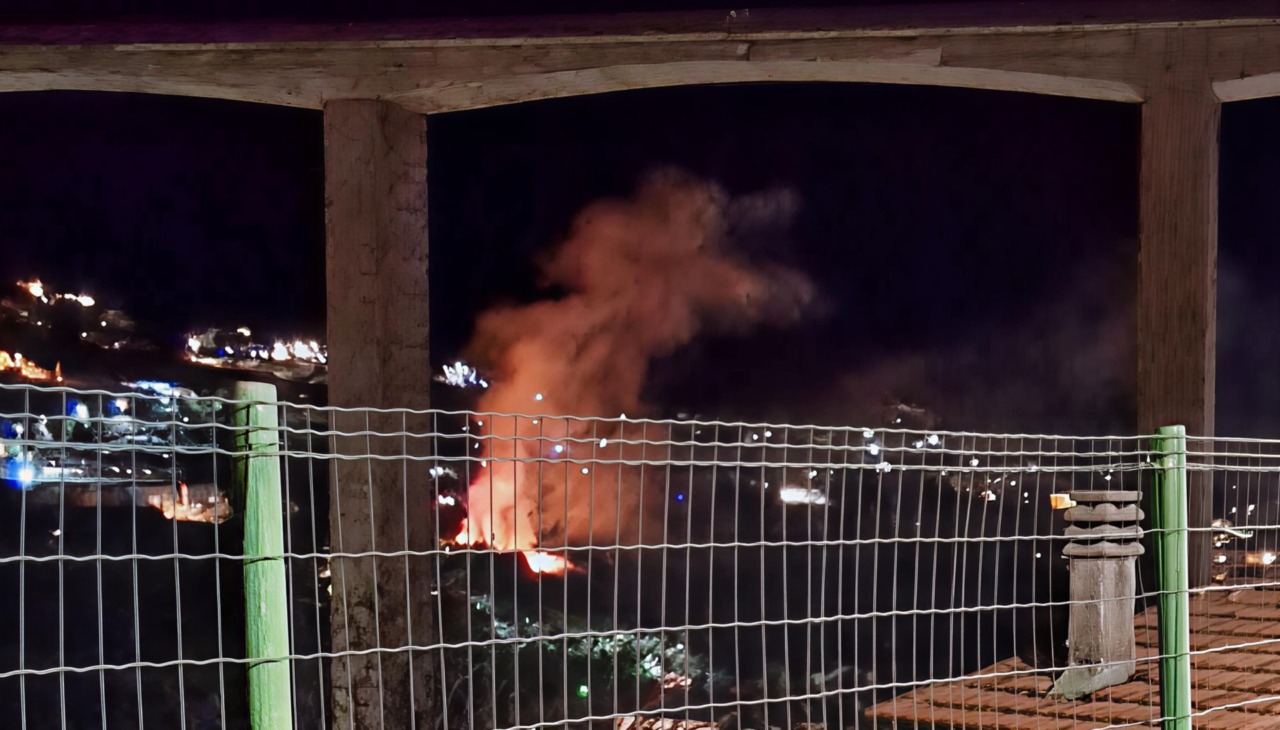 Incendio vicino alle case a Bordighera – Foto e video postate sui social