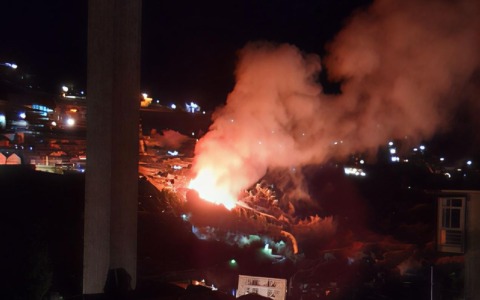 Incendio vicino alle case a Bordighera – Foto e video postate sui social
