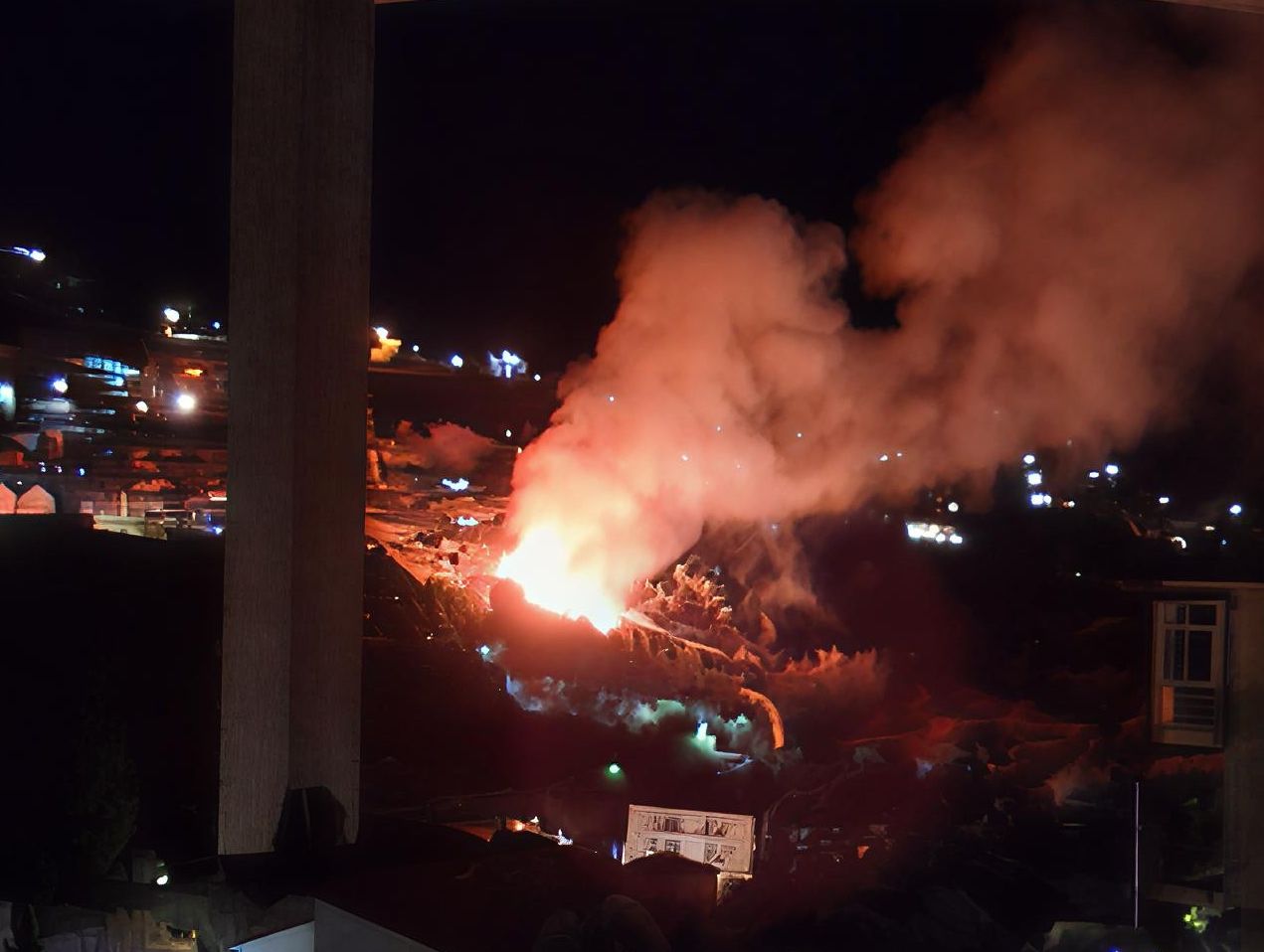 Incendio vicino alle case a Bordighera – Foto e video postate sui social