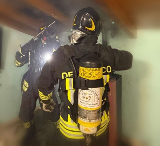 Stufa a pellet manda in fiamme abitazione a Valloria, salva una coppia