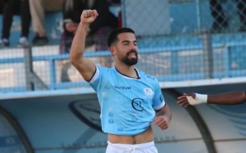 Il goal vittoria di Oan Djorkaeff e il bell’abbraccio con il mister della Sanremese Banchini