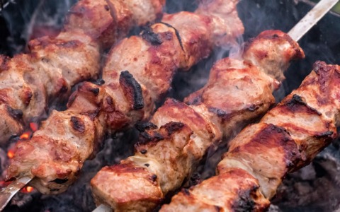 Multato gestore di un bar che cuoceva rostelle nel dehor del proprio locale a Bordighera