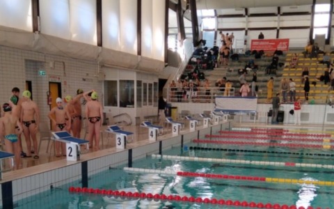 Alla Cascione gare di nuoto scolastiche. Pioggia di medaglie