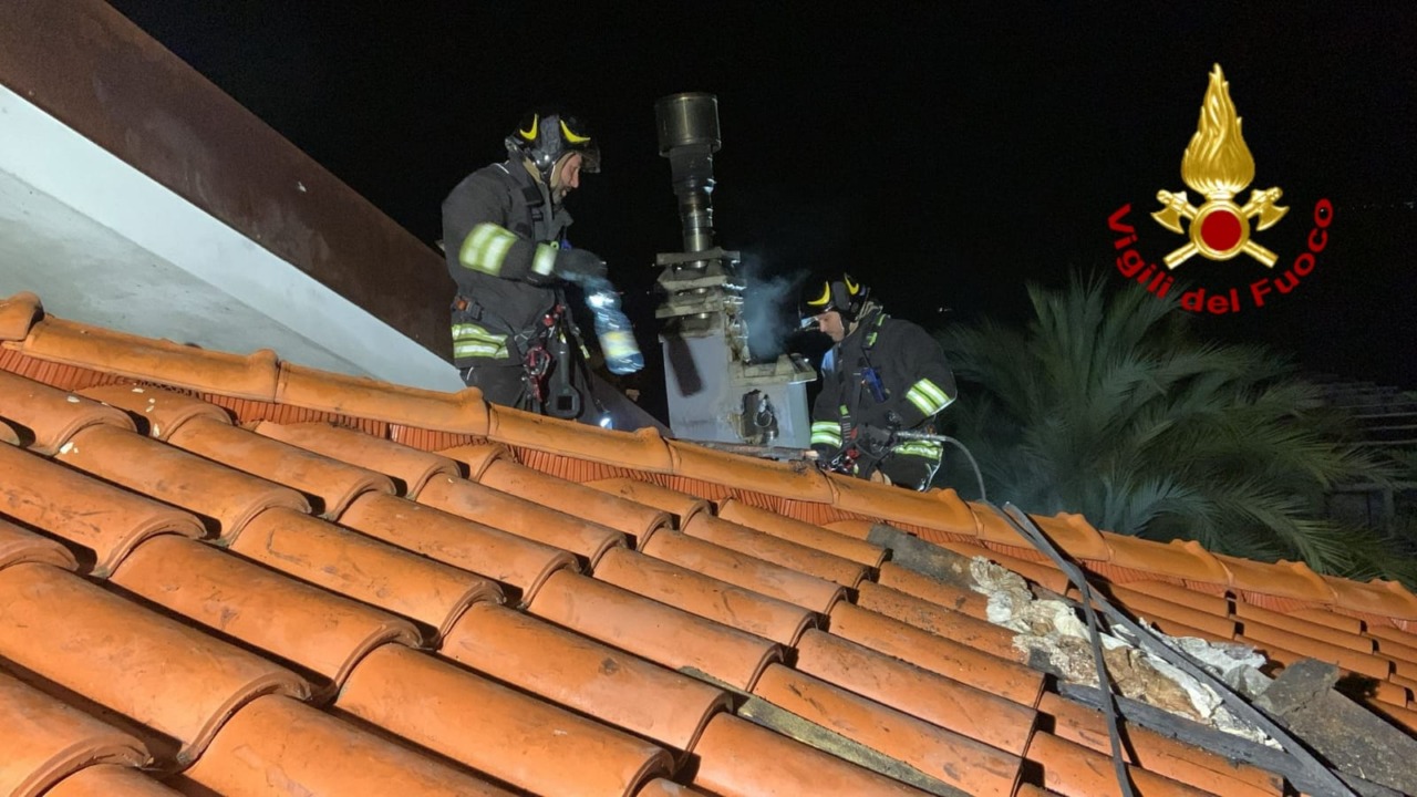 Brucia una canna fumaria a Taggia, intervengono i vigili del fuoco