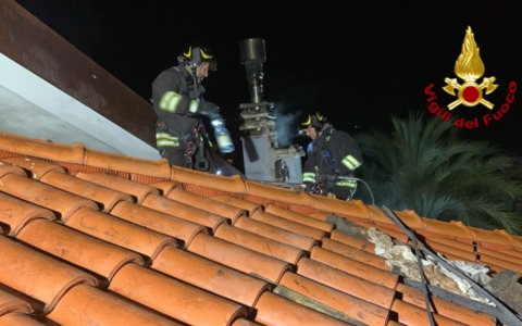 Brucia una canna fumaria a Taggia, intervengono i vigili del fuoco