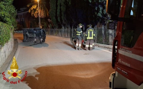 Auto si cappotta nella notte in via Duca degli Abruzzi a Sanremo