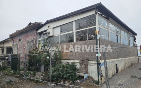 Al via la demolizione dell’ex ristorante Casablanca sul lungomare di Vallecrosia