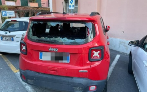 Brutta sorpresa per un torinese in vacanza in Riviera: lunotto della Jeep esploso a causa dei botti