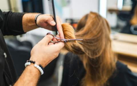 “Ho i capelli lunghissimi li voglio donare a quei poveri ragazzi di Crans-Montana”. L’appello di una donna di Imperia