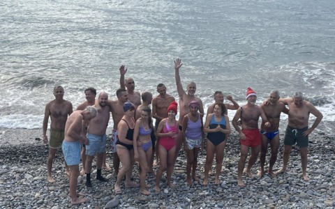 Tuffo nell’acqua gelata, il cimento a Camporosso – Foto e Video