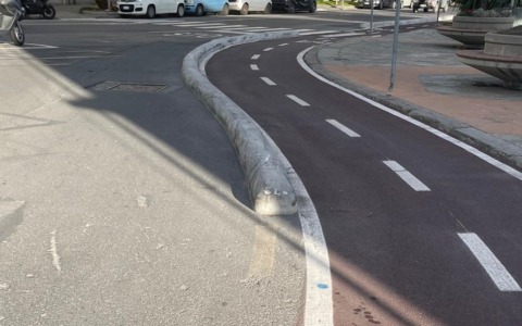 Incidente sfiorato su uno scooter: la denuncia social contro il cordolo invisibile