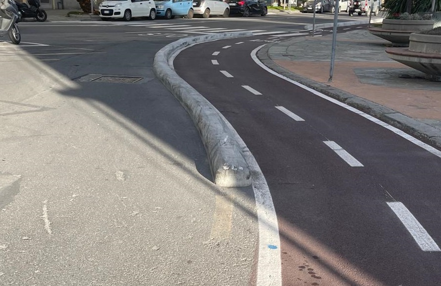 Incidente sfiorato su uno scooter: la denuncia social contro il cordolo invisibile