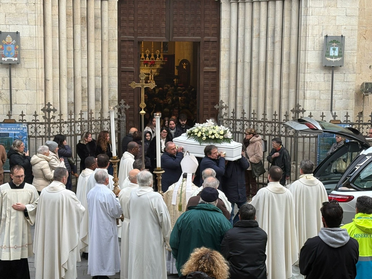 Tanta commozione per l’ultimo saluto a Camilla “Oggi concedici di essere tristi ma da domani proveremo a sorridere” la letterina del cuginetto