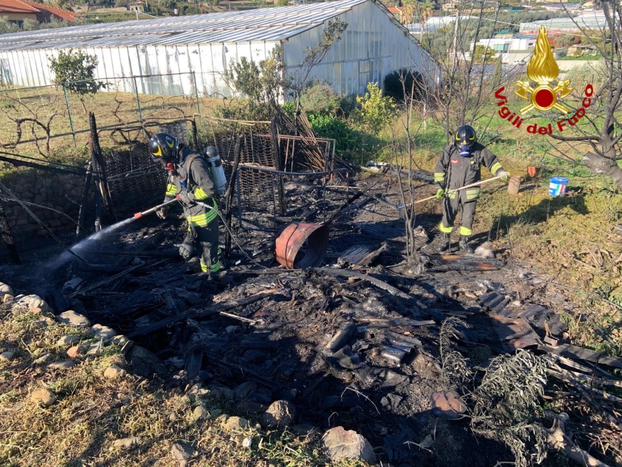 Brucia un casolare ad Arma di Taggia