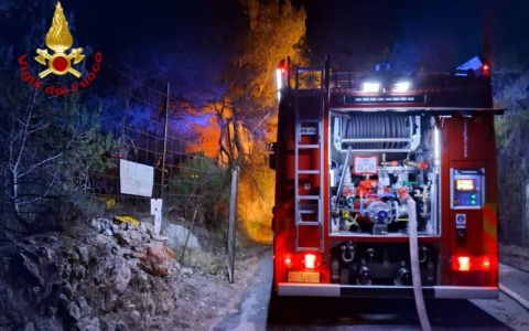 Incendio sopra Mortola a Ventimiglia, mobilitati i vigili del fuoco