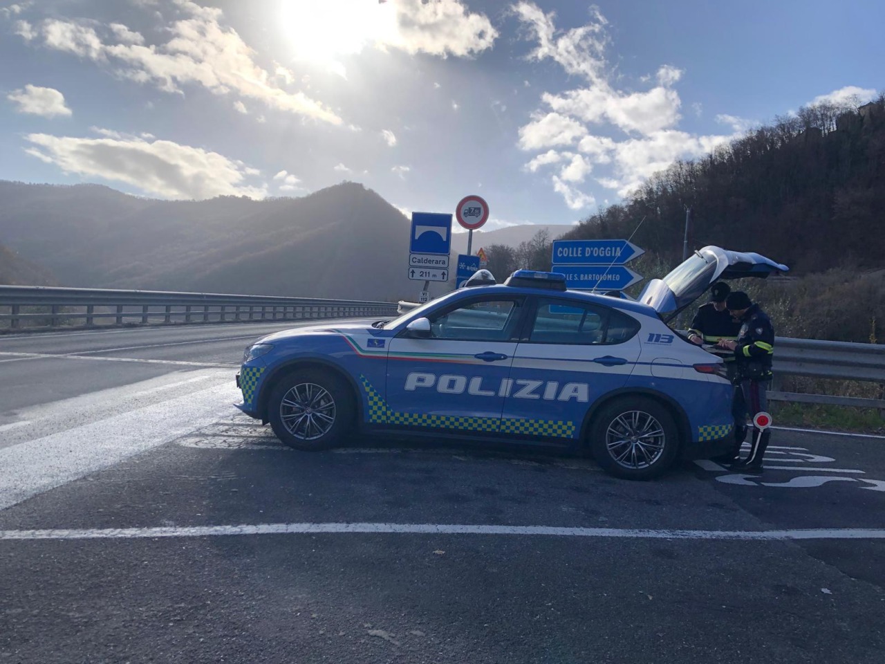 Controlli della polizia stradale sulla viabilità del viadotto Uveghi sulla Ss 28