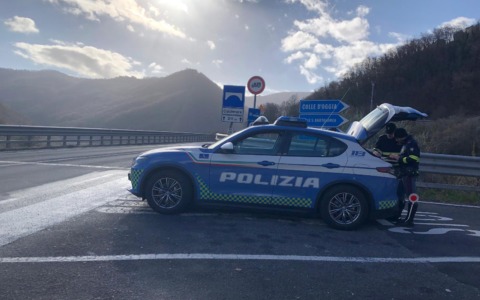 Controlli della polizia stradale sulla viabilità del viadotto Uveghi sulla Ss 28