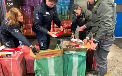 Sequestrate dalla guardia di finanza oltre 9 tonnellate di sigarette di contrabbando