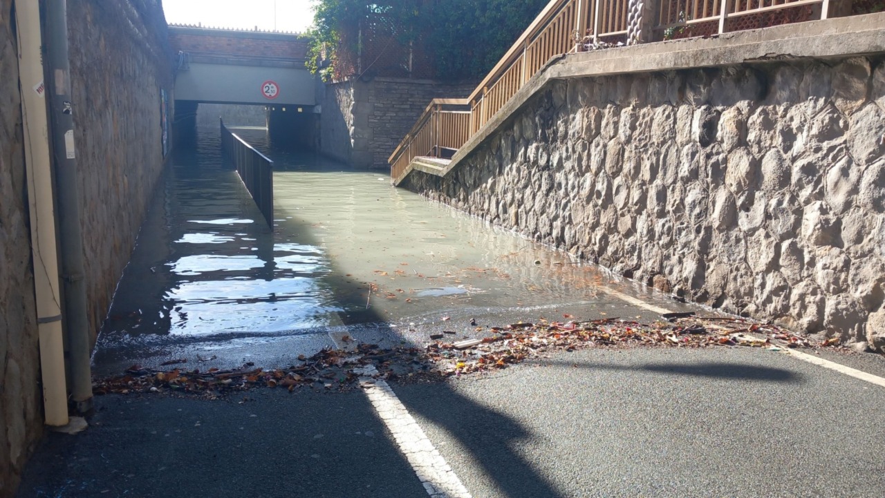 Un’auto bloccata nel sottopasso allagato a Bordighera