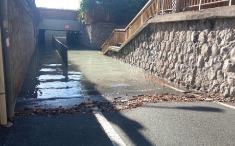 Un’auto bloccata nel sottopasso allagato a Bordighera