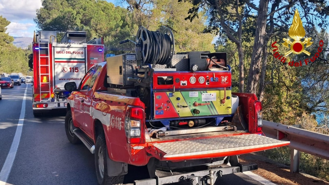 Vigili del fuoco intervengono per un’auto in fiamme sul Capo Berta