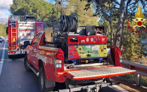 Vigili del fuoco intervengono per un’auto in fiamme sul Capo Berta
