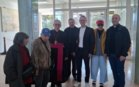 Vescovo Suetta in visita a Casa Serena