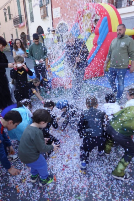 Tanta allegria e maschere colorate al Carnevale di Villa Viani. Tutte le foto