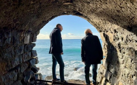 Bus elettrici nella galleria a picco sul mare per unire Diano e Imperia