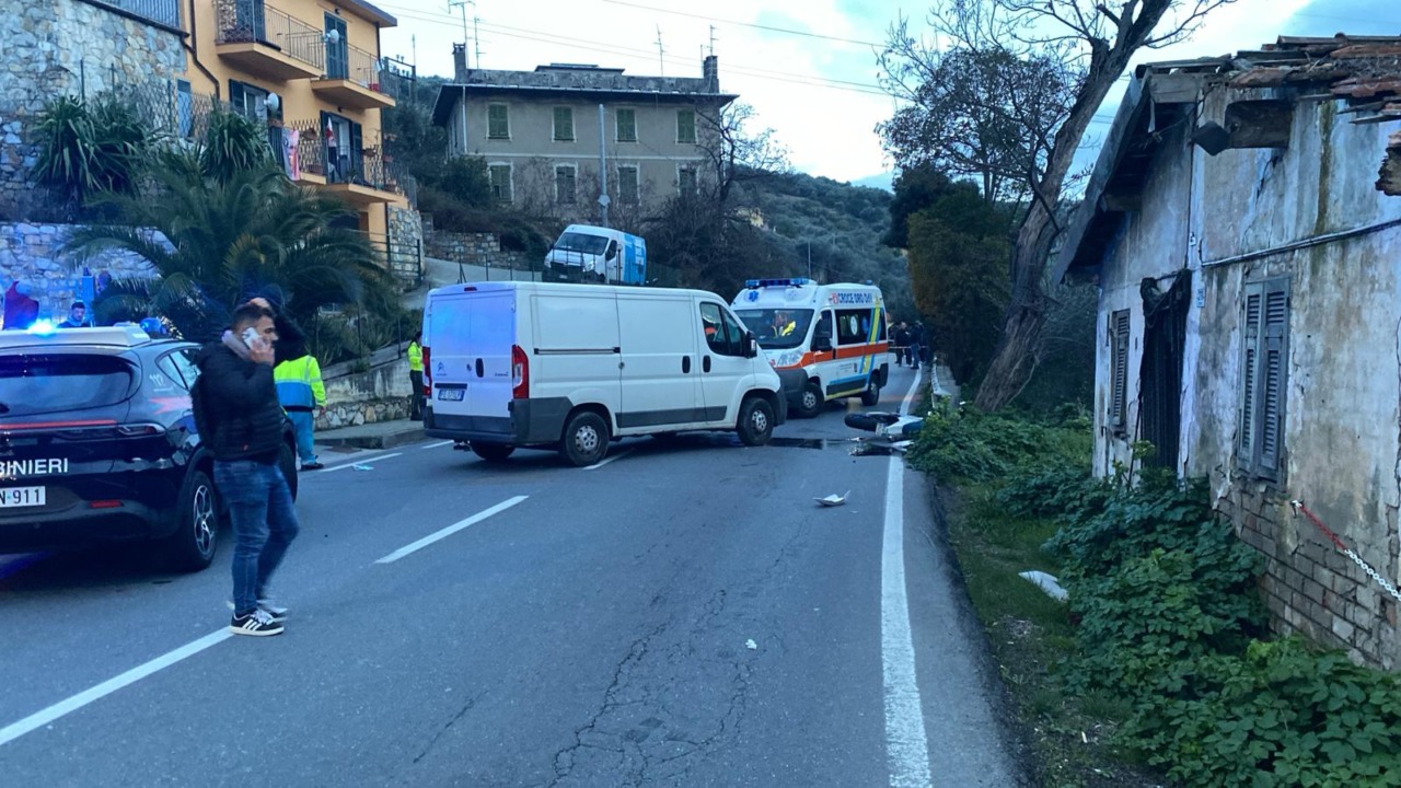 Scontro moto-furgone a Imperia, muore un ragazzo di 18 anni