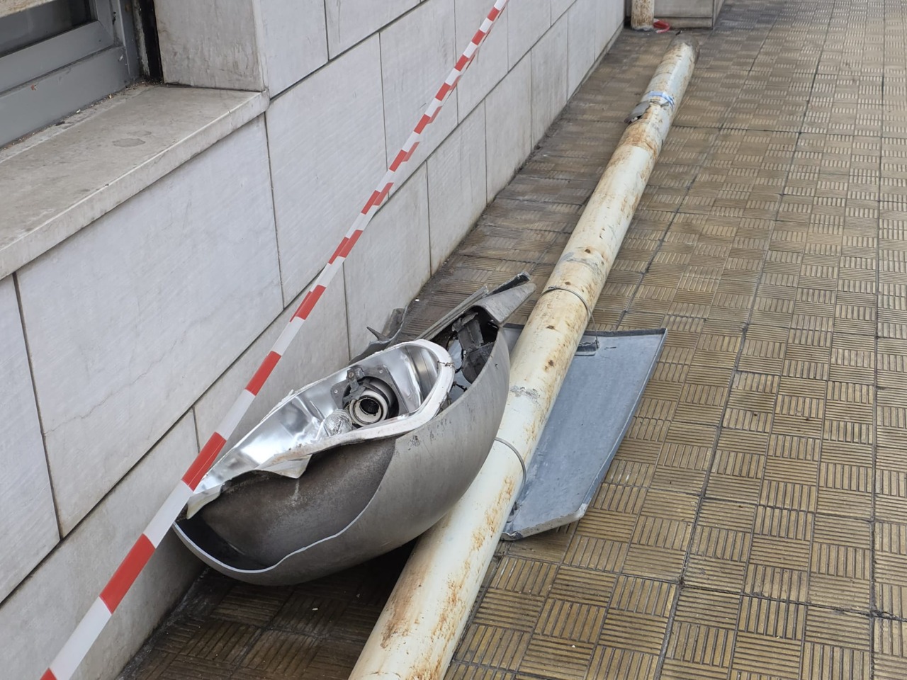 Palo della luce si abbatte in via della Repubblica a Sanremo, danneggiata un’auto