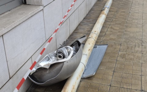 Palo della luce si abbatte sulla strada in via della Repubblica a Sanremo