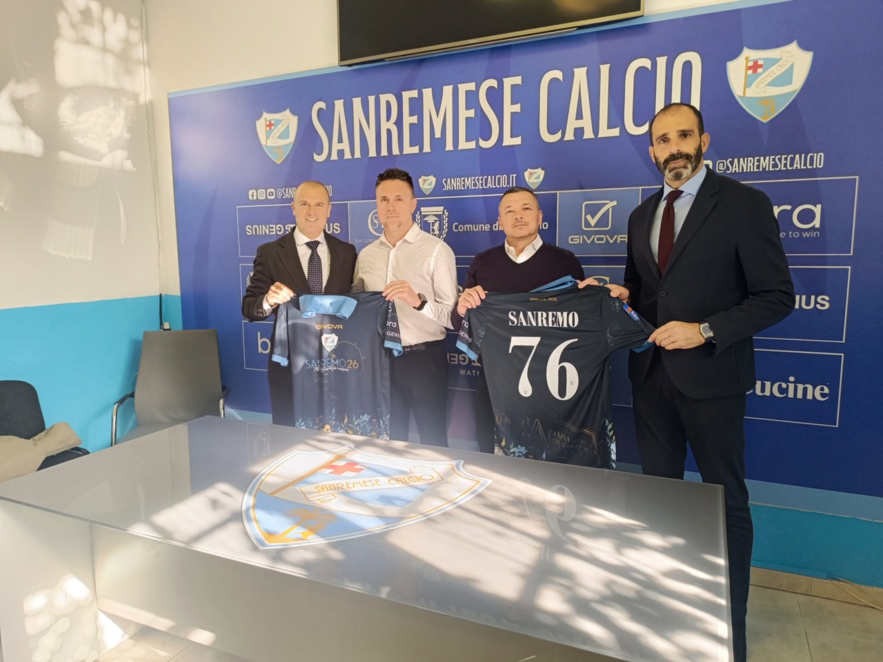 Sanremese in campo con la maglia celebrativa del Festival