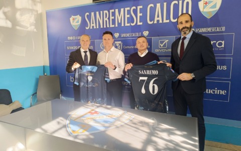 Sanremese in campo con la maglia celebrativa del Festival