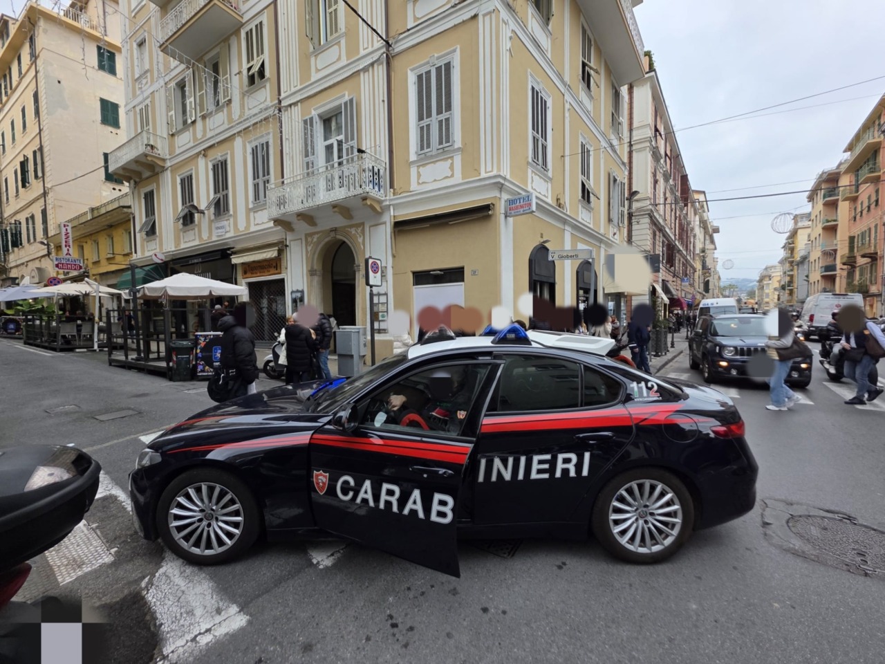 Uomo aggredito (forse a stampellate) in via Roma. Carabinieri sul posto