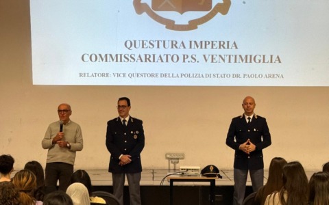 Polizia incontra gli studenti per parlare di bullismo, rischi social e stuefacenti