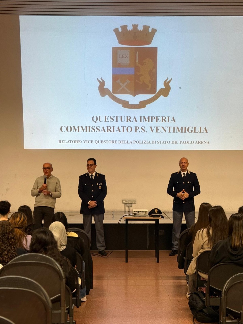 Polizia incontra gli studenti per parlare di bullismo, rischi social e stuefacenti
