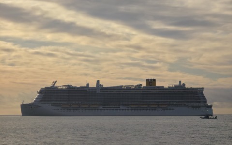 Arrivata in rada la Costa Toscana, stasera i fuochi d’artificio