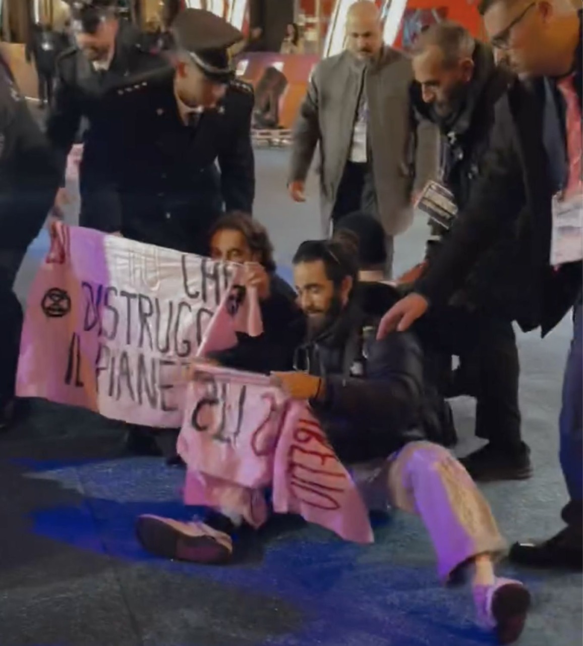 “Durante un controllo lei non ha nessun diritto”. Studenti insorgono contro la frase sul green carpet