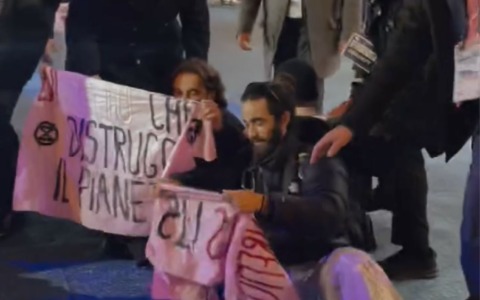 “Durante un controllo lei non ha nessun diritto”. Studenti insorgono contro la frase sul green carpet