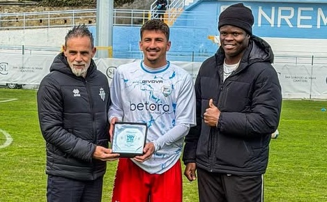 La Sanremese vince ancora davanti a Marco Simone e Taye Taiwo. Djorkaeff e Rota: 2-1 alla Biellese