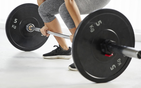 Bilanciere per la palestra o manubri: quando scegliere l’uno o l’altro?