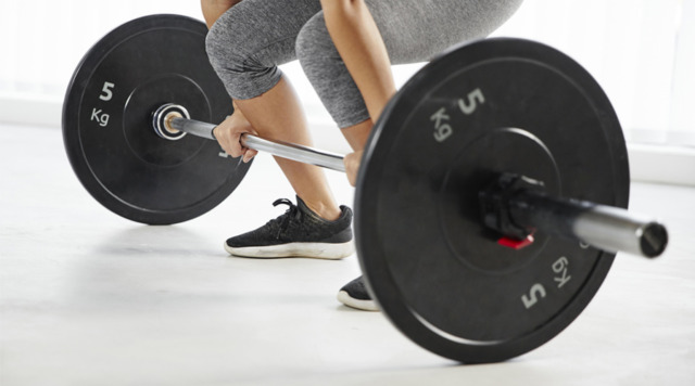 Bilanciere per la palestra o manubri: quando scegliere l’uno o l’altro?